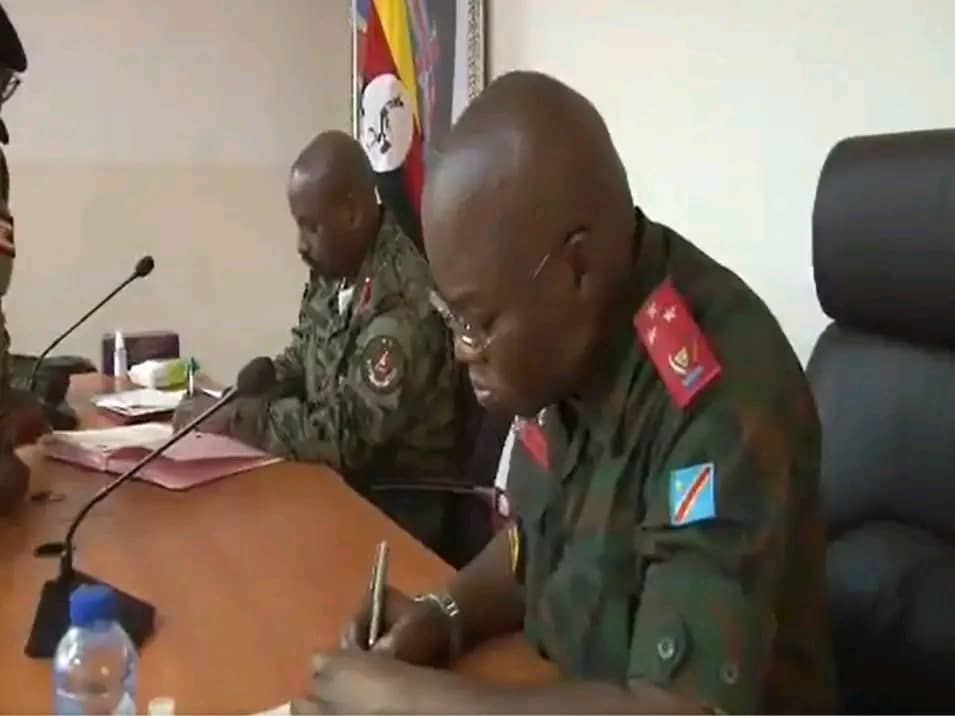 GEN. MUHOZI YASINYE AMASEZERANO Y’UBUFATANYE HAGATI Y’IGISIRIKARE CYA UGANDA(UPDF) N’ICYA CONGO(FARDC)
